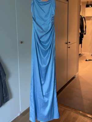 Balklänning - Jag säljer denna fina ljusblåa balklänning som inte säljs längre i denna färg. Den riktiga färgen ser ni på bild 3. Den har även defekter som syns på de två sista bilderna, det första märker man inte alls när man har på sig den för de syns inte. Skriv för fler frågor💓💓💓