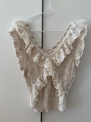 Zara topp - Virkad sommartopp från Zara. Storlek M men liten i storleken. Passar perfekt till jeans eller klä upp mer med en kjol tex. Använd fåtalet gånger. Kolla gärna in mina andra annonser så samfraktar jag! Skicka gärna prisförslag 🫶🏼