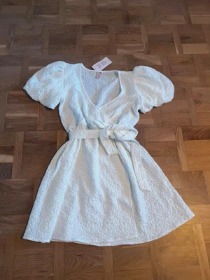Fin sommarklänning - Helt ny klänning från Nelly💕 Storlek 34, nypris 499kr