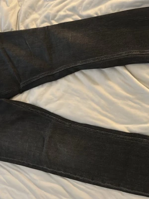 Svarta Tiger of Sweden jeans  - Snygga svarta jeans från Tiger of Sweden. Helt nya och inte används då de var för små för mig när jag köpte de. Modellen är i W29 och L32 Nypris ligger runt 2300 men säljer de ändas för 800.Priset går att diskutera hör av dig om du är intresserad! 