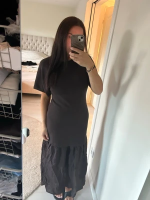 Mörk långklänning med kort ärm - Helt ny mörkbrun klänning från Lindex i storlek S. Enbart testat den. 