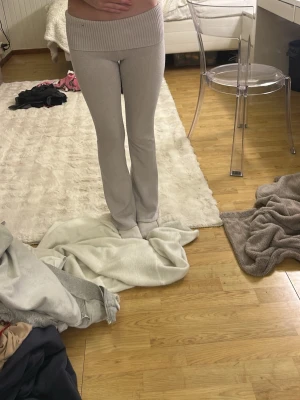 Beiga ribbade stickade byxor från Gina  - Rosa/ljus lila byxor från Gina tricot väl använda men bra skick