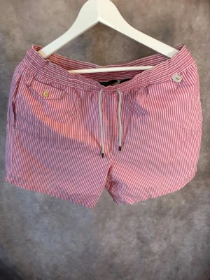 Randiga Ralph Lauren Badbyxor - Stl M - Feta badbyxor från Ralph Lauren i rosa och vitt 🏖️🙌 | Nytt Skick: 9,5/10, utan defekter  | Stl: M | Billigare pris vid köp av bundle 😉Hör av dig vid frågor // Galgen 🫡 