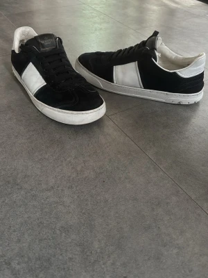 Valentino flycrew  - Säljer mina svarta valentino flycrews i storlek 41 men passar även 42. Det är bara att höra av dig ifall du vill ha fler bilder, priset är ej hugget i sten kan gå ner vid snabb affär.