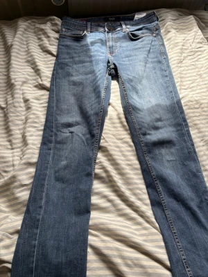 Blå jeans från SMOG, raka ben - Pris går att diskutera.                                       Snygga blå jeans från SMOG med klassisk femficksmodell och raka ben. Jeansen har ljus tvätt och kontrastsömmar. Perfekta för en avslappnad stil och tillverkade i bomullsdenim.
