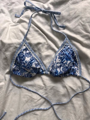 Blåvit bikiniöverdel med snörning - Snygg trekantsbikini från shein i vitt och blått med mönster. Knyt i nacke och rygg, samt tunna band. Perfekt nu till sommaren
