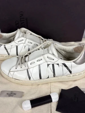 Valentino open - Riktigt feta valentino open skor, använda men fortf rätt så bra skick! Storlek 42 men passar även större. Medföljer OG Box, dustbags, extra snören och  kort+kuvert från valentino. Skorna är lite skadade på insidan vid hälen men inget man märker/tänker på. Hör av er vid frågor!