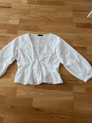 Vit broderad blus med v-ringning - Säljer en vit broderad blus från Zara, den är använd 1 gång och har inga defekter, storlek S. Säljer då den inte passar.