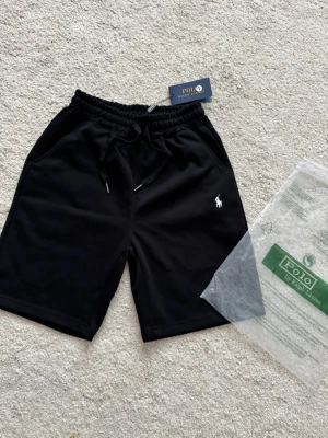 Ralph Lauren Shorts - Storlek M  - Äkta Ralph lauren shorts som är helt nya & oanvända ✅ Passformen är riktigt bra och skön ✨ Postas och skickas samma dag som köp 📦 