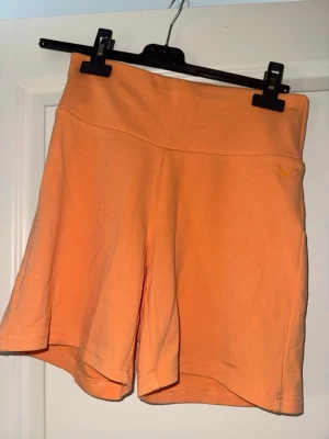 Träningsshorts  - Orange färgade träningsshort från SOC, oanvända. Säger storlek M, men passar S. 