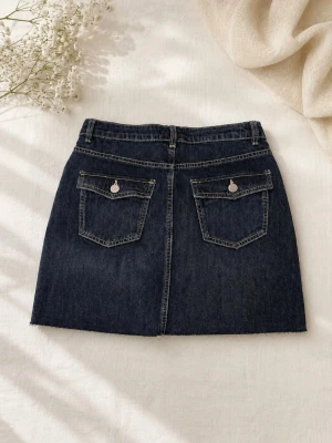 Mörkblå jeanskjol med fickor - 🩶Mörk denimkjol i mini-modell 💙 Supersnygg jeanskjol med klassisk passform. Mörk denim som passar till allt ✨ Ny med prislapp och perfekt till både vardag och festigare outfits.  📏 Storlek: 164≈ xs-s 🖤 Sitter jättefint med oversized tröja, baby tee eller boots.  Bundle finns🤍  - Soft and pieces  