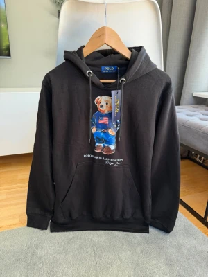 Ralph Lauren hoodie  - Snygg svart Ralph Lauren i storlek S, helt ny. Postar inom 1-2 dagar