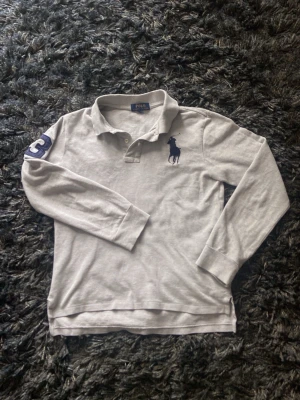 Ralph lauren långarmad piké  - Hej, Säljer min piké tröja från Ralph lauren! Tröjan har ett jätte litet hål  ” se på sista bilden ” Som var där när jag köpte den men de är inget som syns. Men annars är den i bra skick och väldigt stilren med den klassiska loggan och 3an på armen. Tröjan är storlek xs men sitter lite mindre// Priset är inte hugget i sten, Vid frågor är det bara att höra av sig🙌