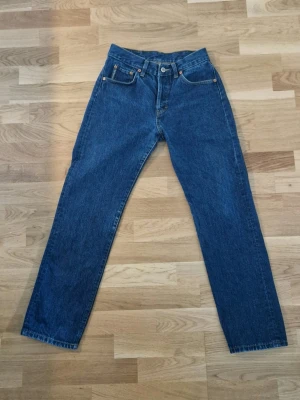 Vintage Peak Performance Jeans - Raka ben med normalhög midja. Storlek W28L32.