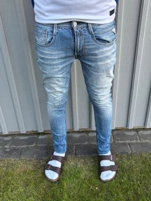 Replay jeans Anbass  - Säljer Replay Anbass jeans i mycket fint skick. Populär modell med modern passform, stretchigt material och skön komfort för vardagsbruk. Klassisk design som passar till det mesta. Väl omhändertagna och redo för ny ägare.  ✔ Modell: Replay Anbass ✔ Bra skick ✔ Bekväm passform med stretch ✔ Äkta Replay