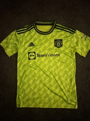 Manchester United tröja - Cool gul Manchester United tröja. Inget tryck på ryggen, perfekt skick förutom då att reklamen på ärmen är lite sliten pga tvätt