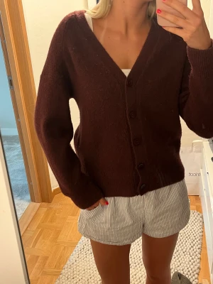 Stickad kofta - Stickad vinröd kofta från Zara. Storlek XS men sitter som en S. Använd fåtal gånger. Lite nopprig, men kan noppra av den innan jag postar då jag har en noppermaskin. Nyskick.