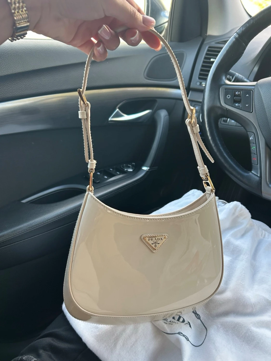 Beige axelremsväska från Prada - 3