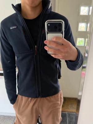 Patagonia Fleece - En otroligt snygg Patagonia fleece jacka som är perfekt till sommarkvällarna. | Fint skick. | Modellen är 180 och väger 70 men lite tajt. | Hör av er vid frågor!