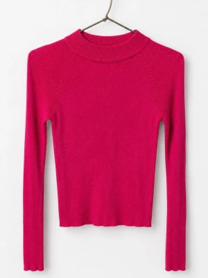 Rosa ribbstickad polotröja - En snygg och figurnära rosa ribbstickad polotröja med långa ärmar och hög hals. Tröjan har en enkel och stilren design utan synliga loggor eller mönster, perfekt att matcha med jeans eller kjol. Materialet känns mjukt och stretchigt.