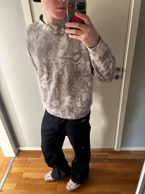 Camo sweatshirt Hollister - Säljer en camo sweatshirt med grått och vitt naturinspirerat mönster. Tröjan har rund halsringning och långa ärmar med ribbade muddar. Perfekt för dig som gillar en avslappnad och trendig stil. Riktigt skön och snygg. Skriv gärna om du har funderingar😃🤍