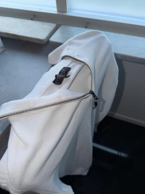 Vit stickad tröja med dragkedja - Använd 3-4 gånger.