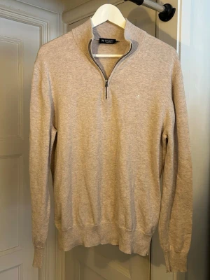 Hackett London half-zip  - Extremt somrig och skön Hackett London half-zip  | Material: 80% cotton och 20% silk | Extremt bra skick | Storlek: M, passar S | Skriv om du har funderingar | 