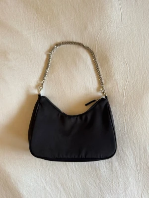 Svart axelväska med kedja - Basic handväska/axelväska med avtagbar rem, säljer med både kedja och vanlig rem. Aldrig använd