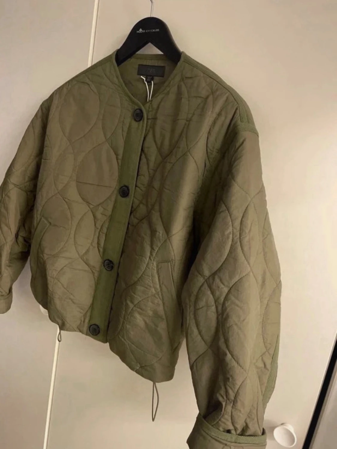 Olivgrön quiltad vindjacka från Zara - 1