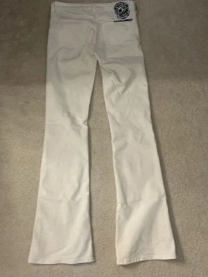 vita jeans  - Säljer ett par vita bootcut jeans från cheap monday, dom är helt nya och slutsålda💗strl 30/32