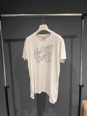 Hollister t shirt Storlek M  - Säljer en vit Hollister t shirt|Storlek:M| Skick:8/10|Pris:299|Frakt:24h| Vid frågor och funderingar är de bara och höra av dig ‼️