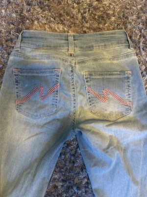 Ljusblå jeans - Supersöta NELLY byxor med rosa detaljer perfect till sommaren!! 