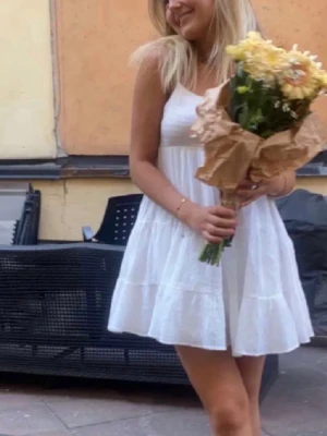 Sommar klänning - En jätte fin vit klänning från Zara perfekt nu till sommaren. Den är kort i modellen, storlek XS. I väldigt bra skick, använd fåtal gånger 🤍