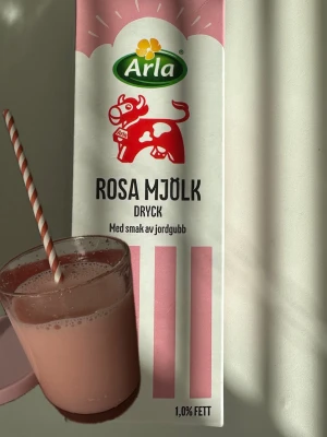 Arla rosa mjölk med jordgubbssmak - Säljer en förpackning Arla rosa mjölk dryck med smak av jordgubb. Kartongen har rosa och vita detaljer och innehåller mjölk med 1,0% fett. Perfekt för dig som gillar fruktiga och söta drycker.