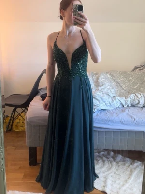 Balklänning - En så fin balklänning. Den är ny utan prislapp och är ifrån Christian Koehlert. Det är storlek xs men klänningen går att justera så den skulle passa s/xs/xxs då man drar åt snörerna i ryggen🥰. Det är inga defekter på den! 