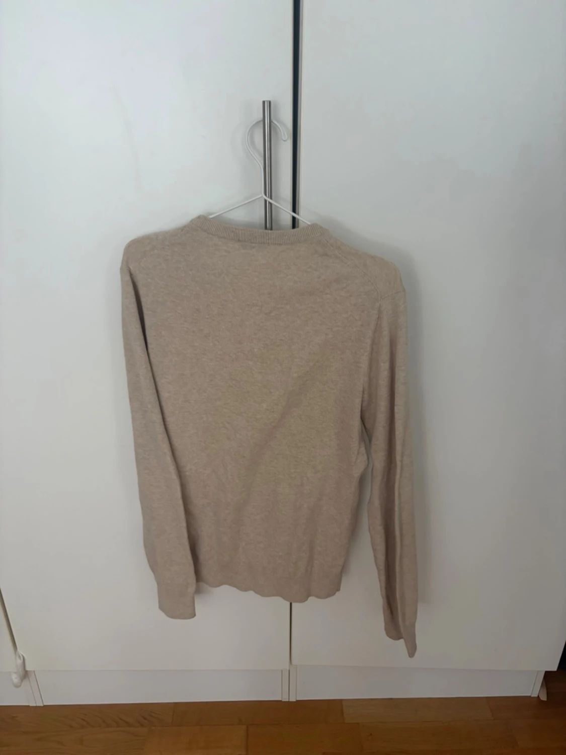 Beige stickad tröja med rund hals - 1