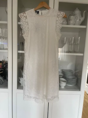 Vit spetsklänning  - Jättesöt vit spetsklänning från Bubbleroom, perfekt för studenten!🤍🥂