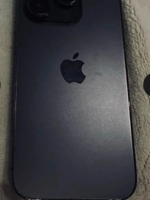 Purple iphone  med dubbla kameror - Snygg iPhone med stilren design och rundade hörn. Baksidan är i matt metall och har den klassiska Apple-loggan. Telefonen har två stora kameralinser i hörnet för grymma bilder och videos. Medföljer originalkartong och fler bilder kan skickas. Medföljer även ett extra skärmskydd 