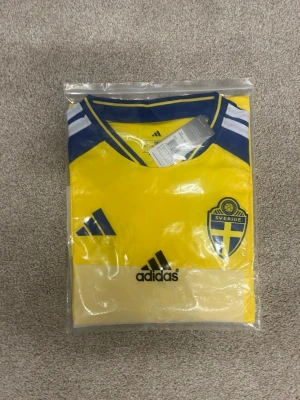 Sverigetröja Hemmaställ  - Helt oöppnad Sverigetröja, perfekt till VM i sommar!☀️🇸🇪⚽️