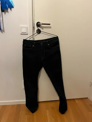 Svarta skinny jeans från Gina Tricot - Säljer ett par svarta skinny jeans från Gina Tricot med klassisk femficksdesign och kontrastsömmar. Jeansen har hög midja och är tillverkade i stretchigt denim som sitter snyggt och bekvämt. Storlek 32 💙