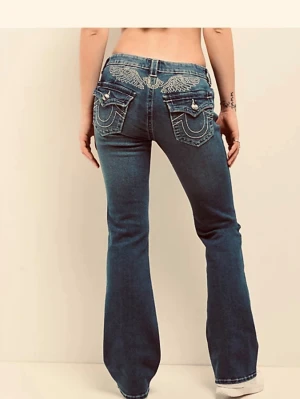 TRUE RELIGION JEANS MED STENAR LOW WAIST - skit snygga trueyes nypris 2500kr SÄNKER MKT VID SNABB AFFÄR ❤️❤️❤️❤️