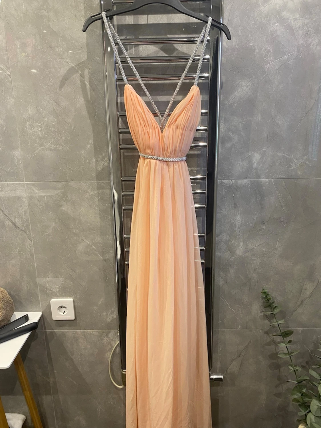 Lång peachfärgad klänning med glitterband