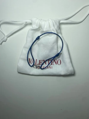 Mörkblått valentino armband  - Skick 10/10, aldrig använd| Storlek: onesize passar alla storlekar| Inköpt i Frankrike för 150€| Allt på bild ingår!