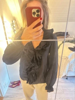 Svart volang blus Zara  - Svart volang blus Zara som inte kommer till användning. 