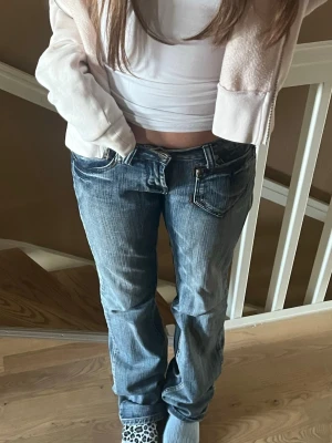 Blåa lågmidjade bootcut jeans ifrån DBC - Säljer ett par blåa lågmidjade bootcut jeans från DBC⭐️W26 L34