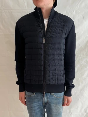 Moncler cardigan  - Skick: 9.5/10 | XL men passar L | modellen är ca 182-183