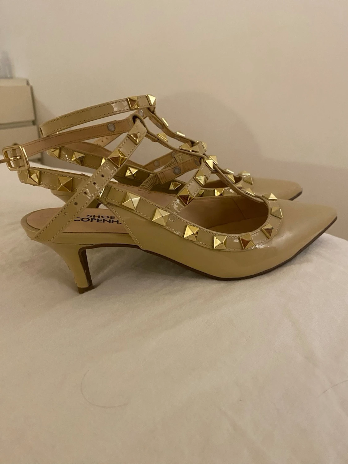 Beige pumps med nitar Shoe Biz - 3