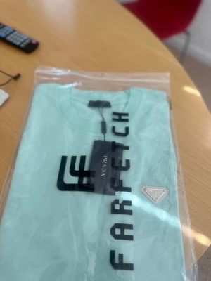 Mintgrön Farfetch x Prada t-shirt - säljer inte!! lägger bara upp då jag vil se vad jag hade kunnat få if jag någongång tänkekr sälja dem så kom med prisförsag!!