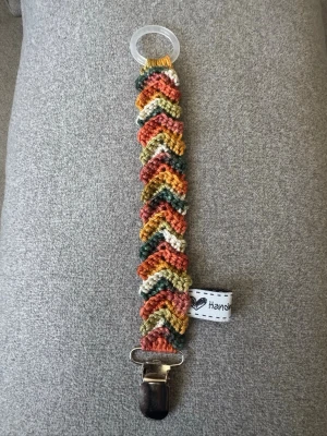 Virkad napphållare  - Virkad, flerfärgad napphållare i höstiga färger. Virkad av mig i 100% bomullsgarn med metallclip och silikonring.  Mönsterskapare: animo.design