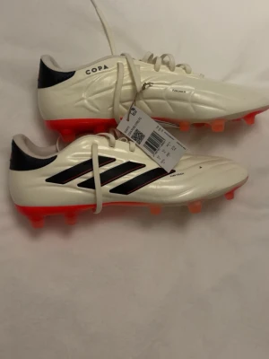OANVÄNDA Adidas Copa vita fotbollsskor - Helt nya skor inköpta förra året, aldrig använda då det inte blev någon sen karriär tyvärr. Lapp finns kvar. Nypris 2000